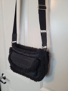 Women's Deep Black Sherpa Shearling-Trim Crossbody Bag  NWOT